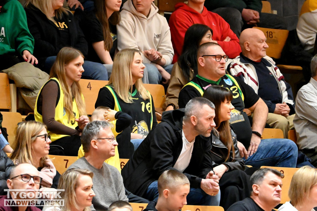 Kibice na meczu koszykarzy Siarki z AK Orły Wrocław