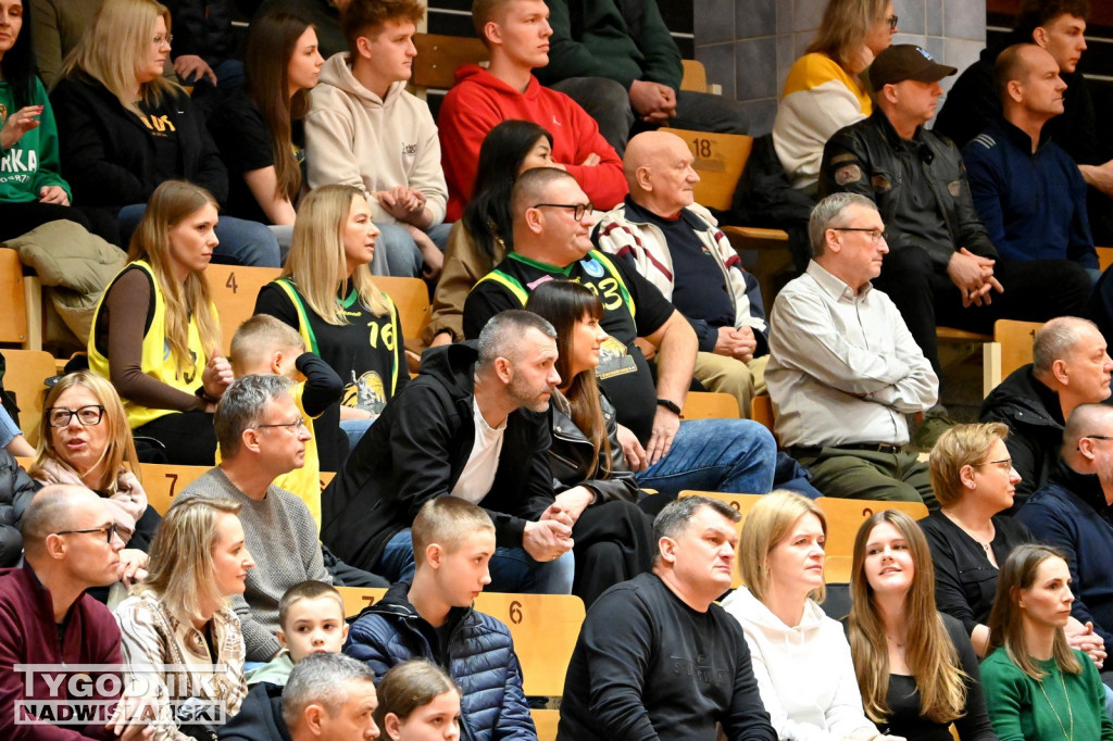 Kibice na meczu koszykarzy Siarki z AK Orły Wrocław