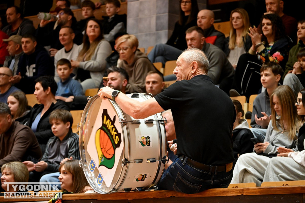 Kibice na meczu koszykarzy Siarki z AK Orły Wrocław