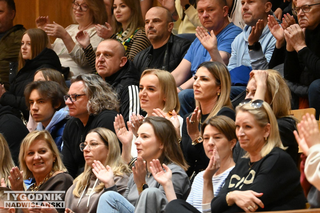 Kibice na meczu koszykarzy Siarki z AK Orły Wrocław