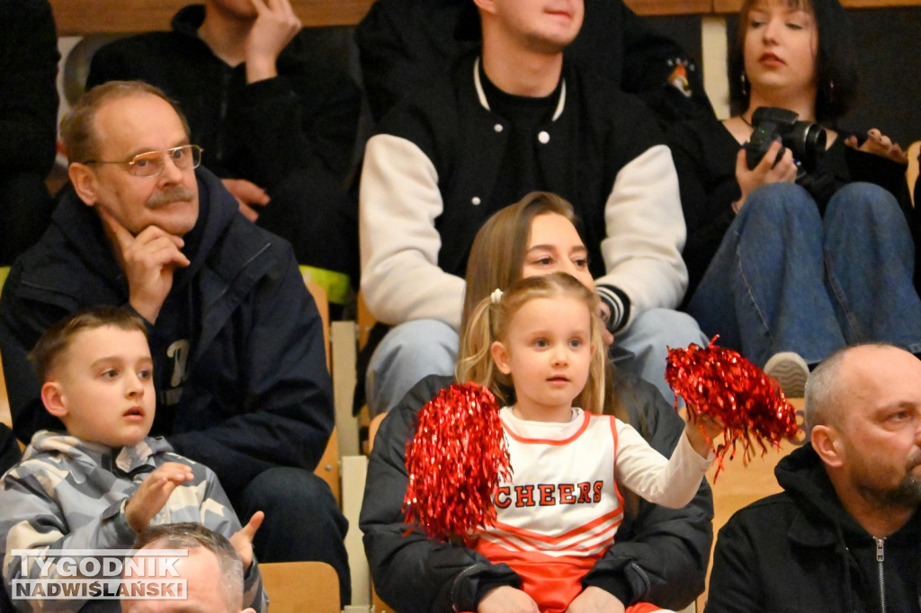 Kibice na meczu koszykarzy Siarki z AK Orły Wrocław