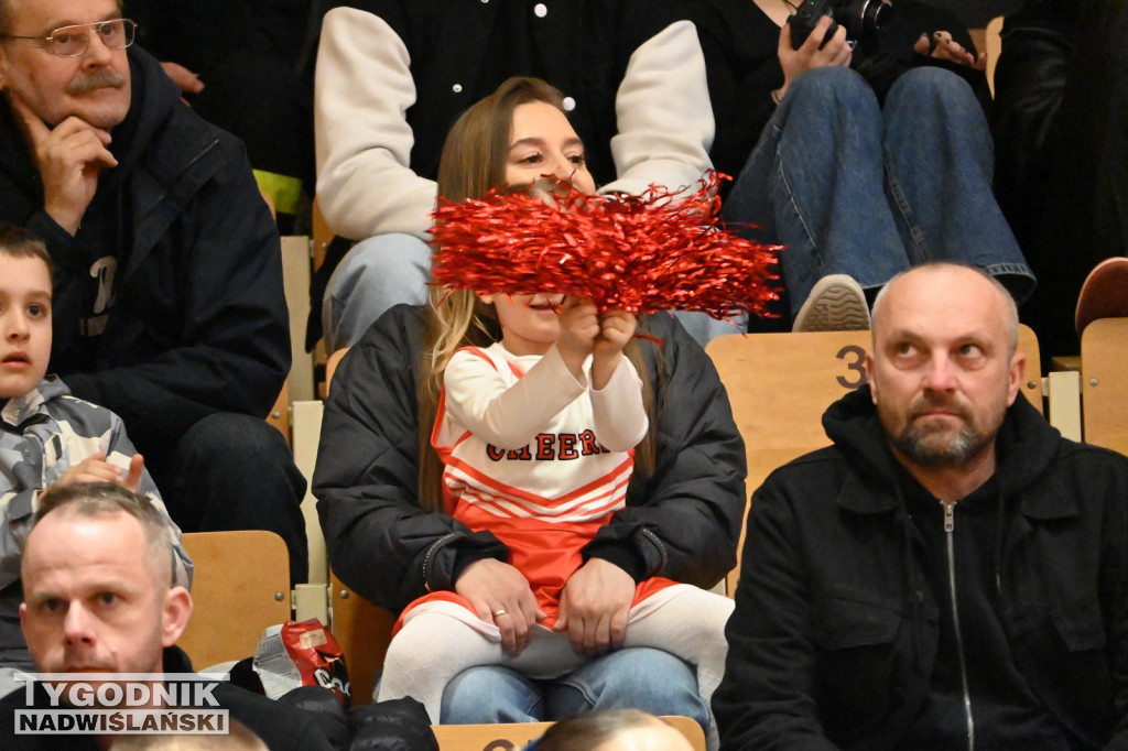 Kibice na meczu koszykarzy Siarki z AK Orły Wrocław