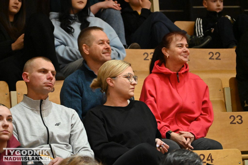 Kibice na meczu koszykarzy Siarki z AK Orły Wrocław