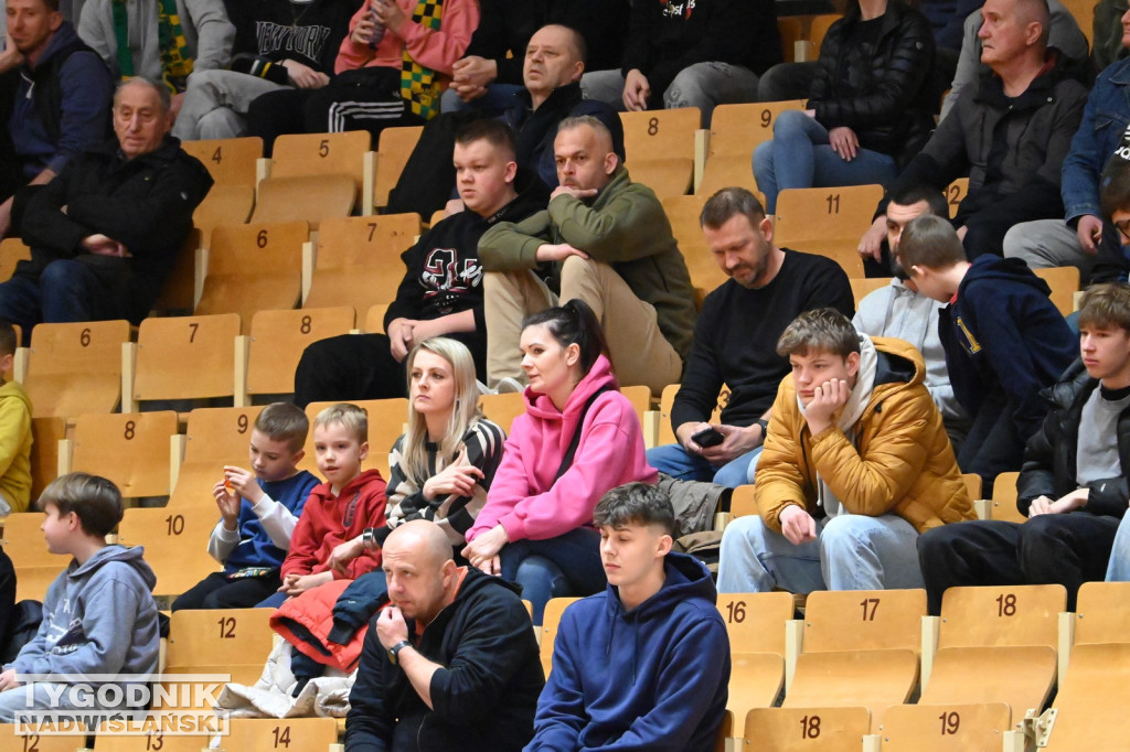 Kibice na meczu koszykarzy Siarki z AK Orły Wrocław