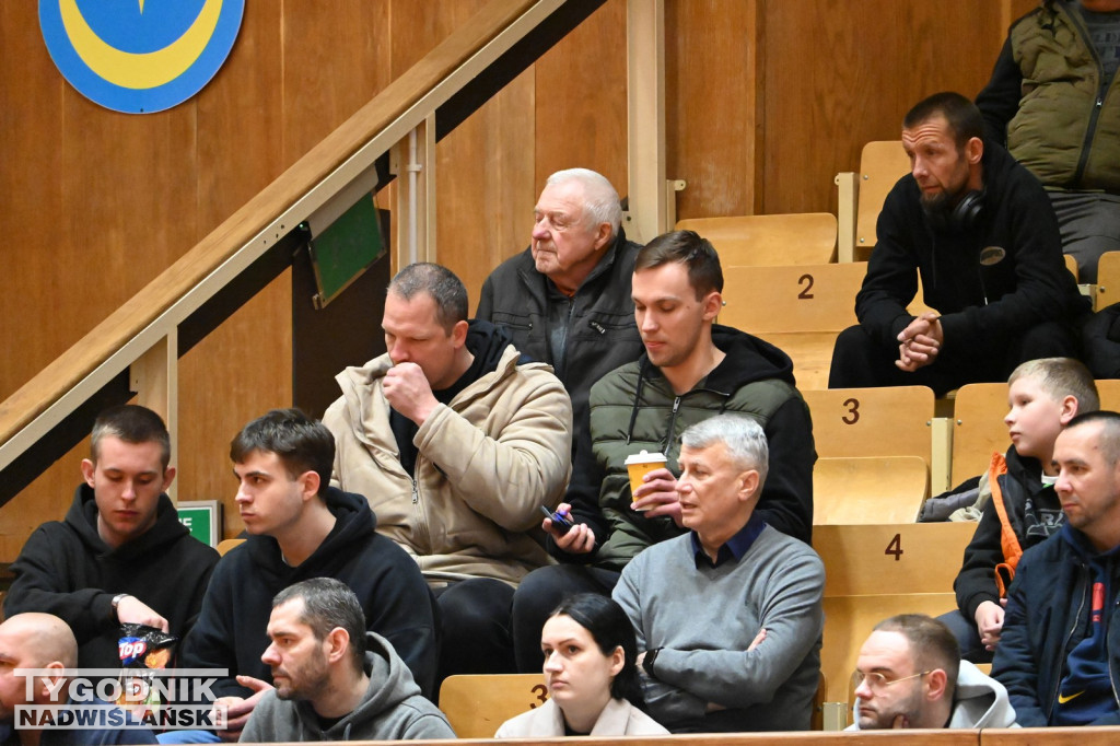 Kibice na meczu koszykarzy Siarki z AK Orły Wrocław