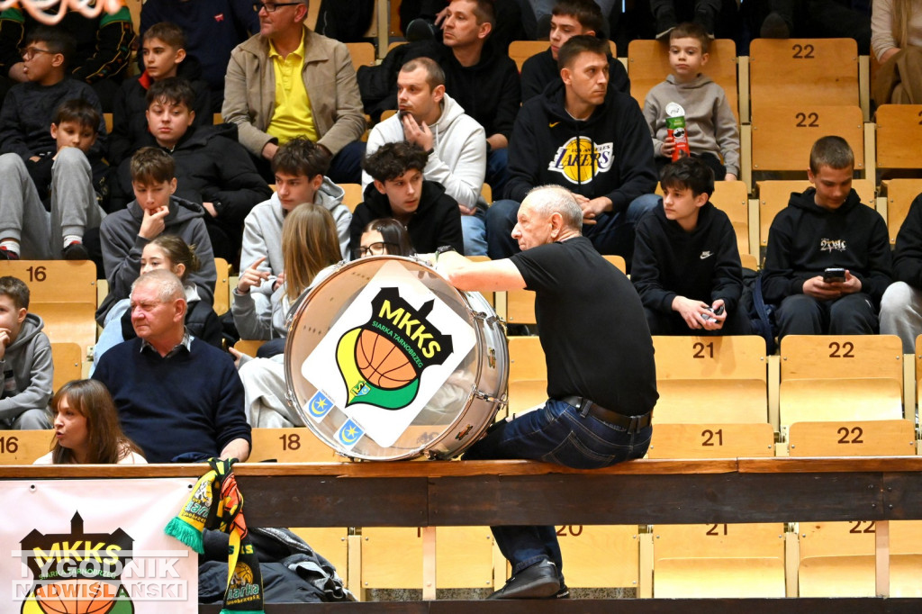 Kibice na meczu koszykarzy Siarki z AK Orły Wrocław