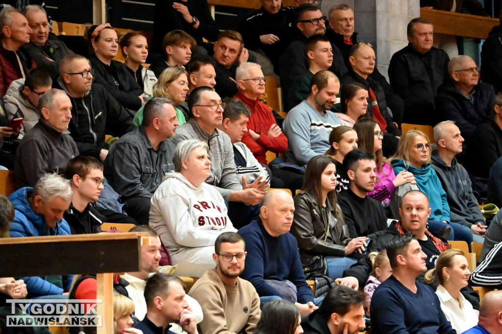 Kibice na meczu koszykarzy Siarki z AK Orły Wrocław