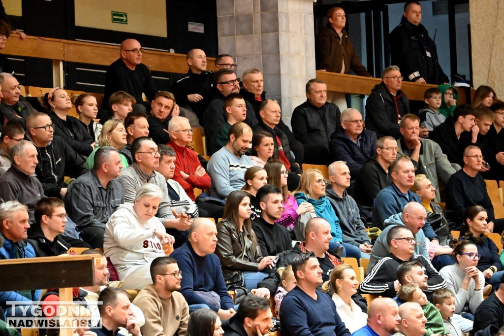 Kibice na meczu koszykarzy Siarki z AK Orły Wrocław