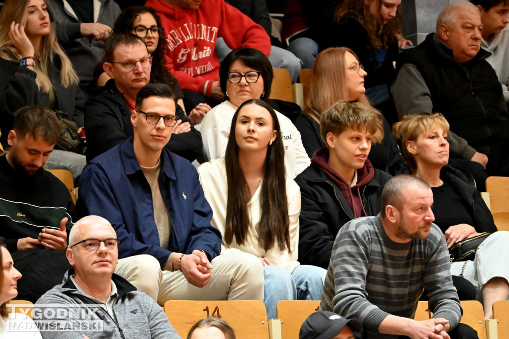 Kibice na meczu koszykarzy Siarki z AK Orły Wrocław