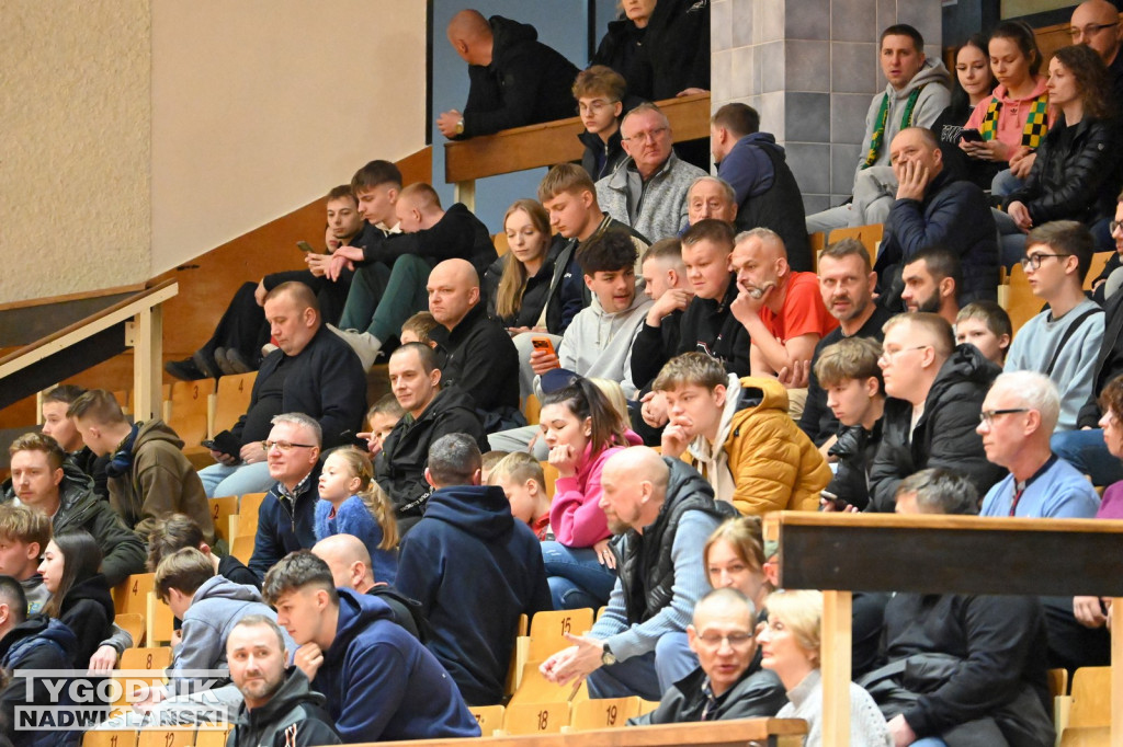 Kibice na meczu koszykarzy Siarki z AK Orły Wrocław