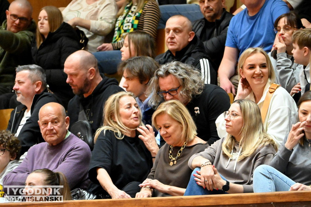 Kibice na meczu koszykarzy Siarki z AK Orły Wrocław