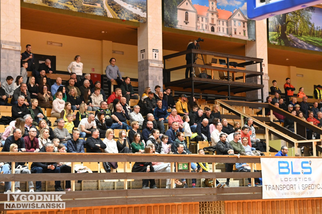 Kibice na meczu koszykarzy Siarki z AK Orły Wrocław