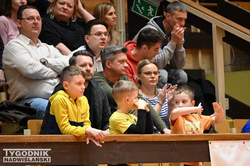 Kibice na meczu koszykarzy Siarki z AK Orły Wrocław