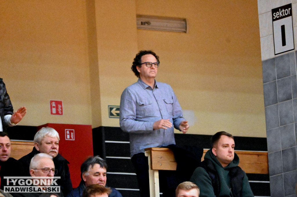 Kibice na meczu koszykarzy Siarki z AK Orły Wrocław