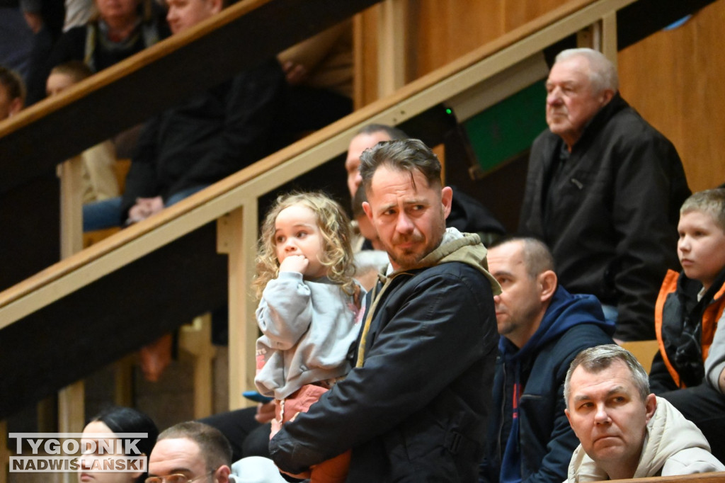 Kibice na meczu koszykarzy Siarki z AK Orły Wrocław