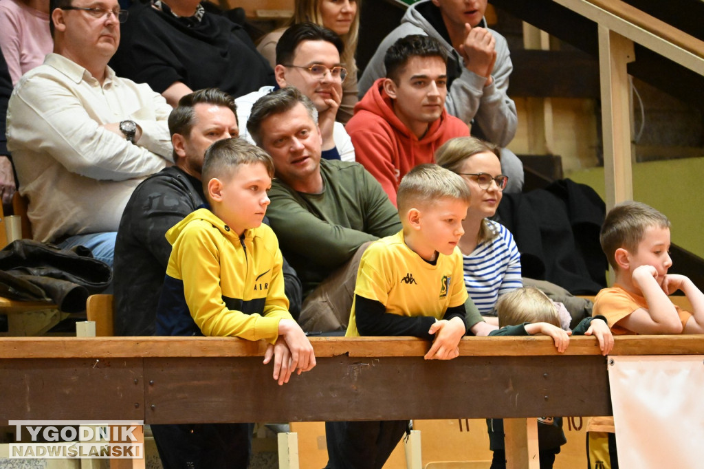 Kibice na meczu koszykarzy Siarki z AK Orły Wrocław