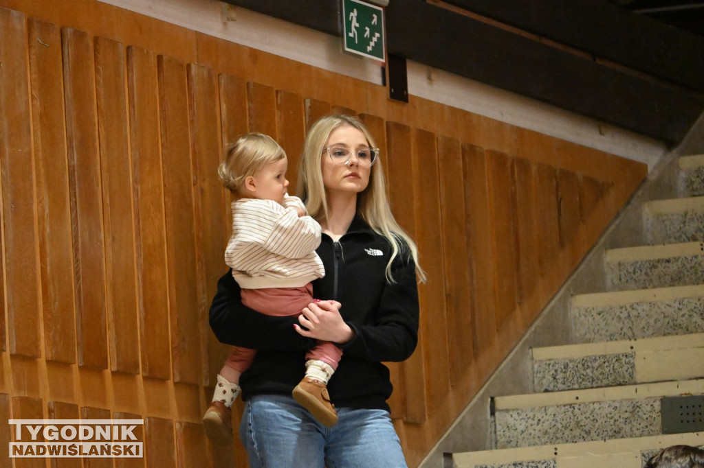 Kibice na meczu koszykarzy Siarki z AK Orły Wrocław