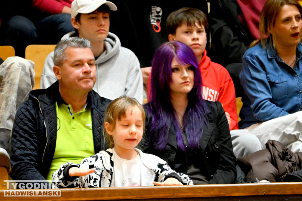 Kibice na meczu koszykarzy Siarki z AK Orły Wrocław