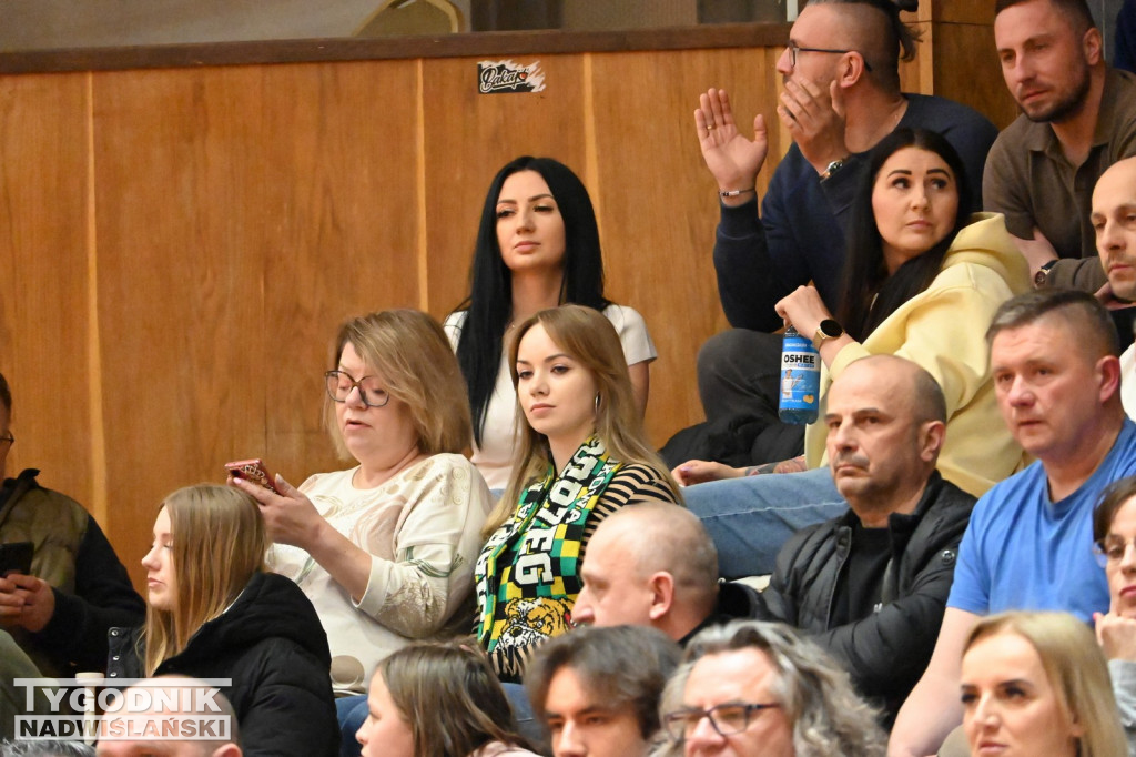 Kibice na meczu koszykarzy Siarki z AK Orły Wrocław