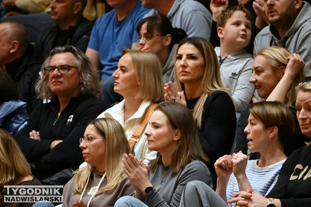 Kibice na meczu koszykarzy Siarki z AK Orły Wrocław
