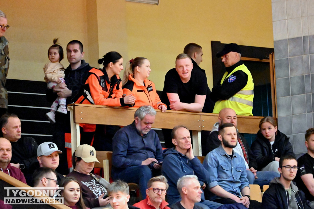 Kibice na meczu koszykarzy Siarki z AK Orły Wrocław