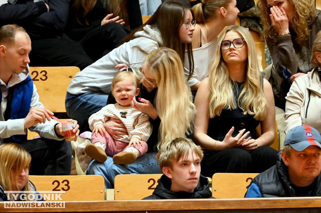 Kibice na meczu koszykarzy Siarki z AK Orły Wrocław