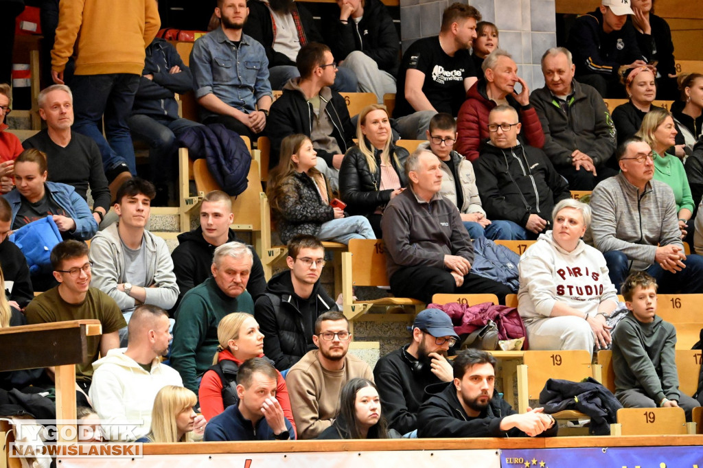 Kibice na meczu koszykarzy Siarki z AK Orły Wrocław