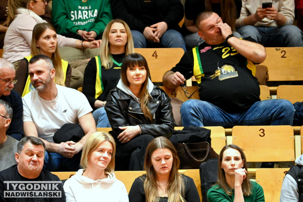 Kibice na meczu koszykarzy Siarki z AK Orły Wrocław