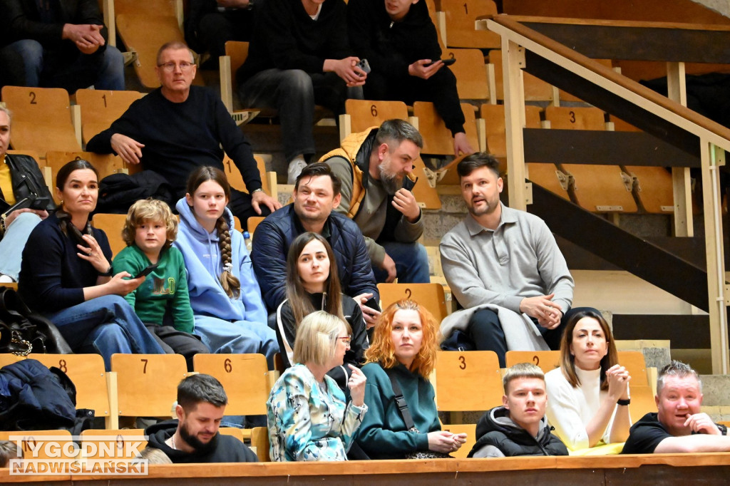 Kibice na meczu koszykarzy Siarki z AK Orły Wrocław