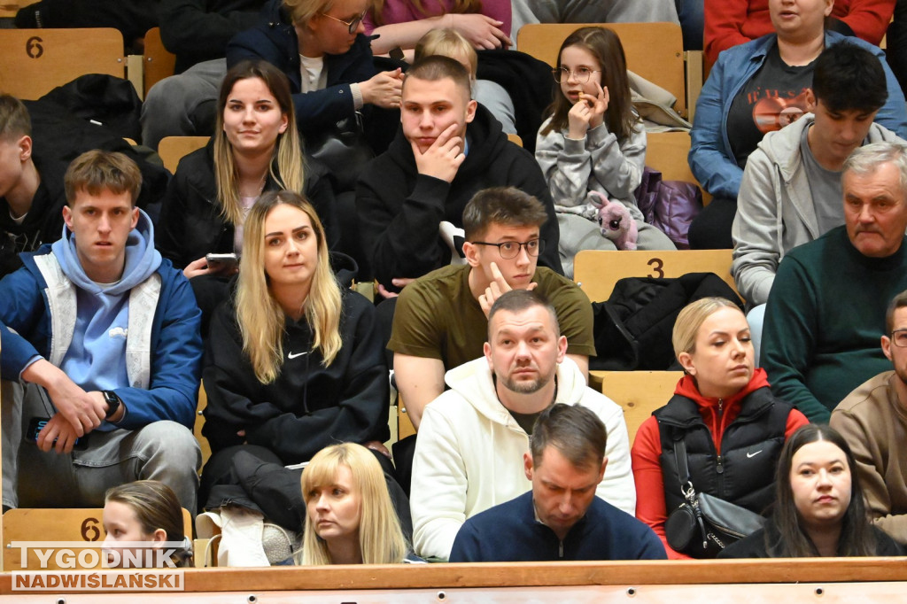 Kibice na meczu koszykarzy Siarki z AK Orły Wrocław
