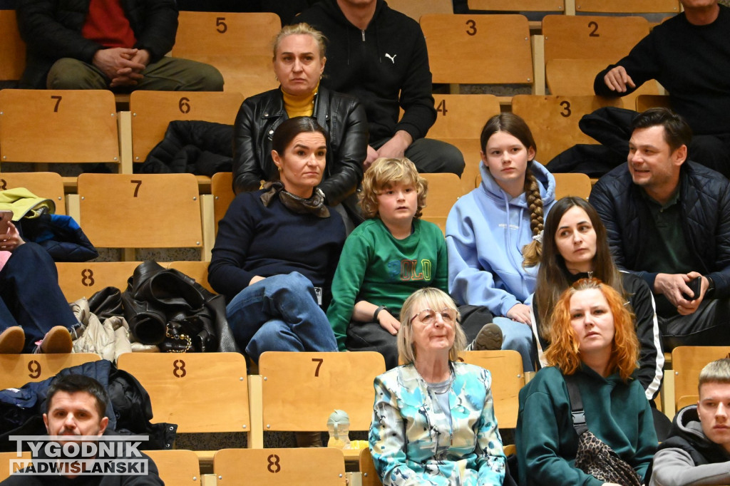Kibice na meczu koszykarzy Siarki z AK Orły Wrocław