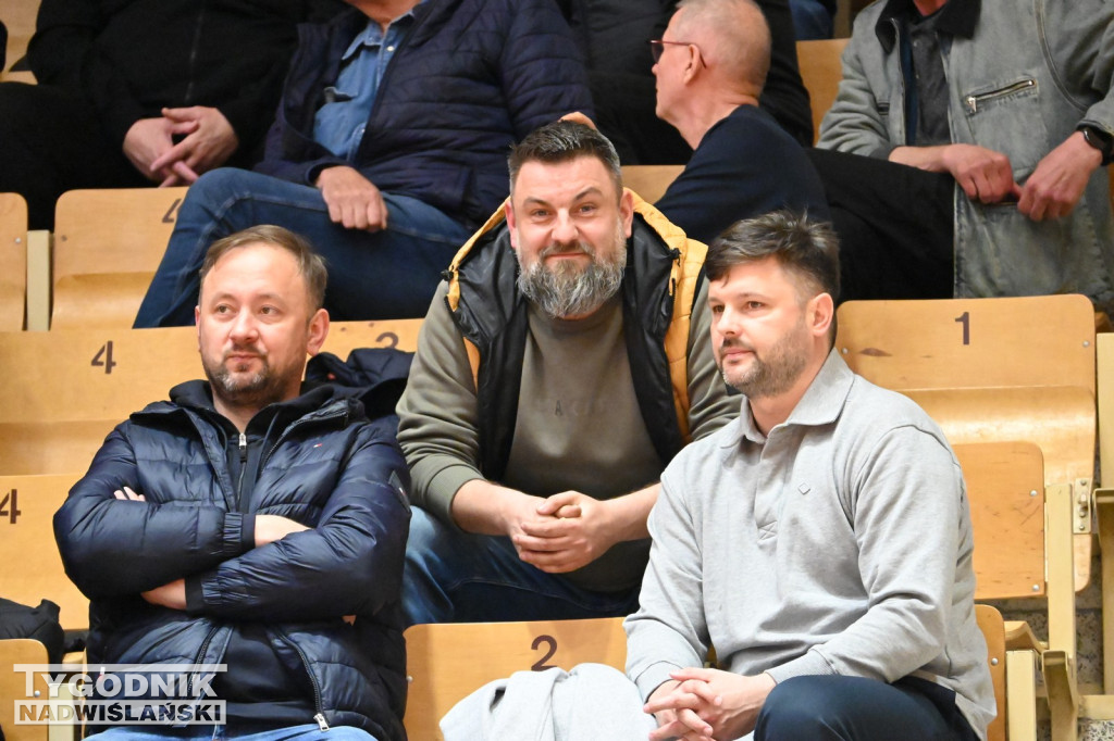 Kibice na meczu koszykarzy Siarki z AK Orły Wrocław