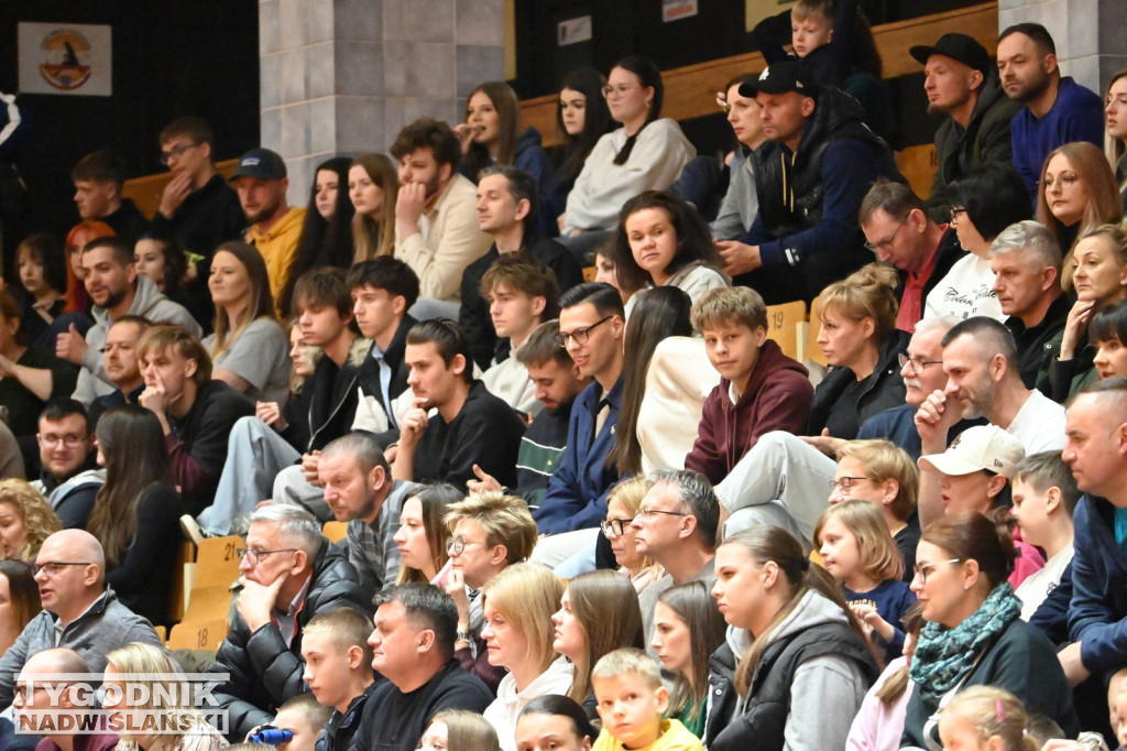 Kibice na meczu koszykarzy Siarki z AK Orły Wrocław