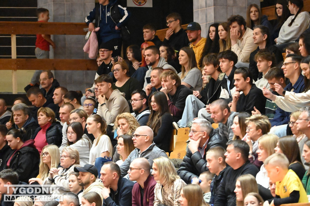 Kibice na meczu koszykarzy Siarki z AK Orły Wrocław