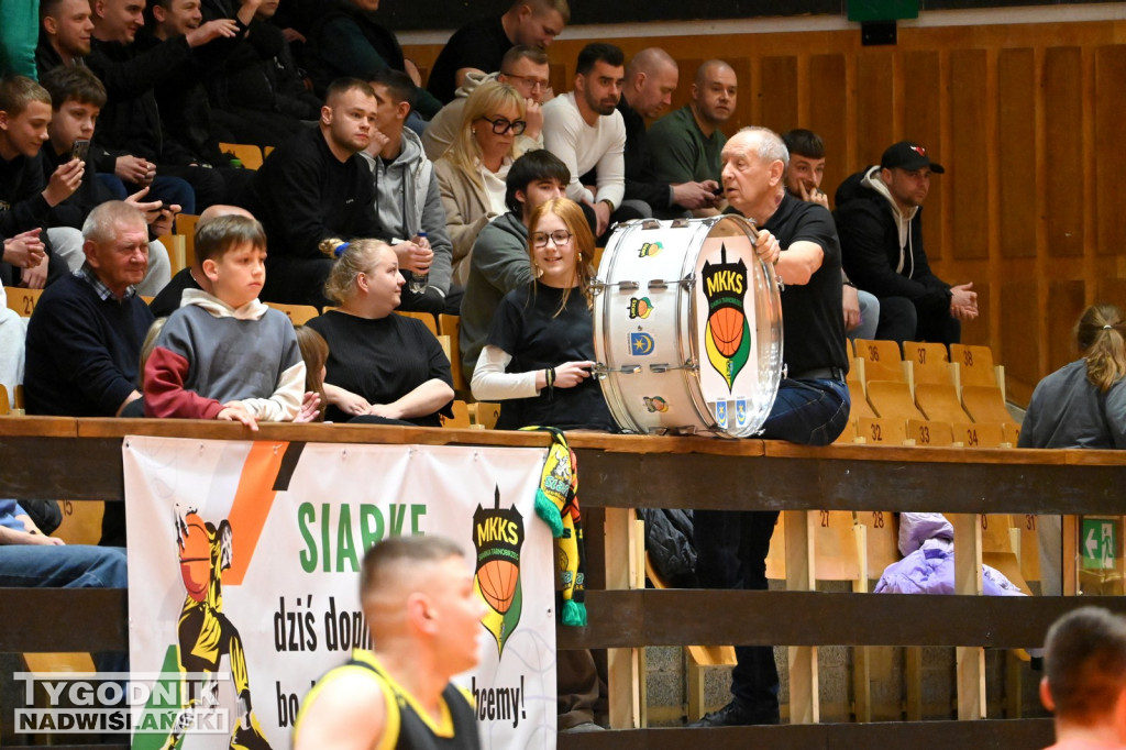 Kibice na meczu koszykarzy Siarki z AK Orły Wrocław