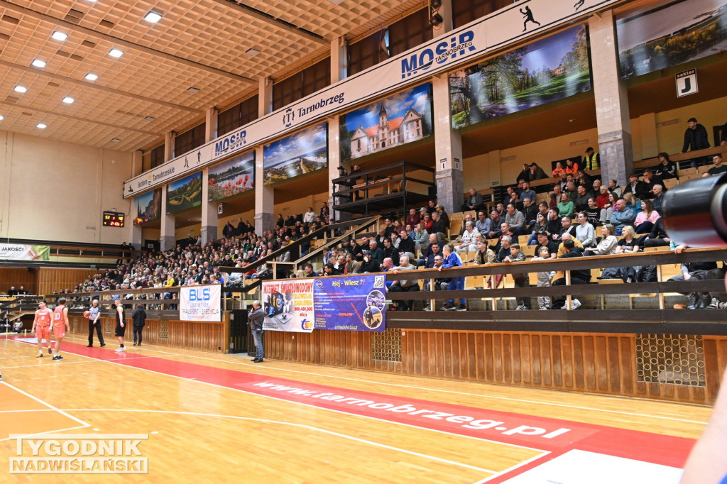 Kibice na meczu koszykarzy Siarki z AK Orły Wrocław