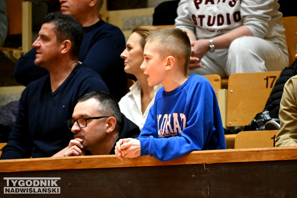 Kibice na meczu koszykarzy Siarki z AK Orły Wrocław