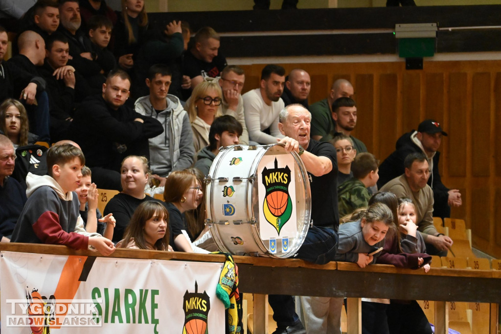 Kibice na meczu koszykarzy Siarki z AK Orły Wrocław