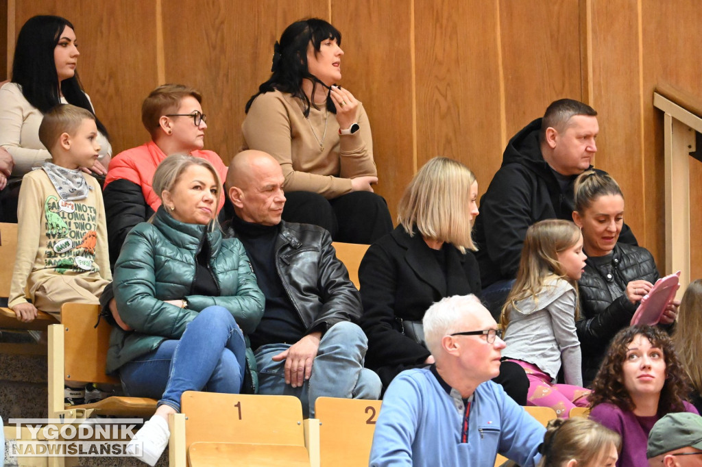 Kibice na meczu koszykarzy Siarki z AK Orły Wrocław