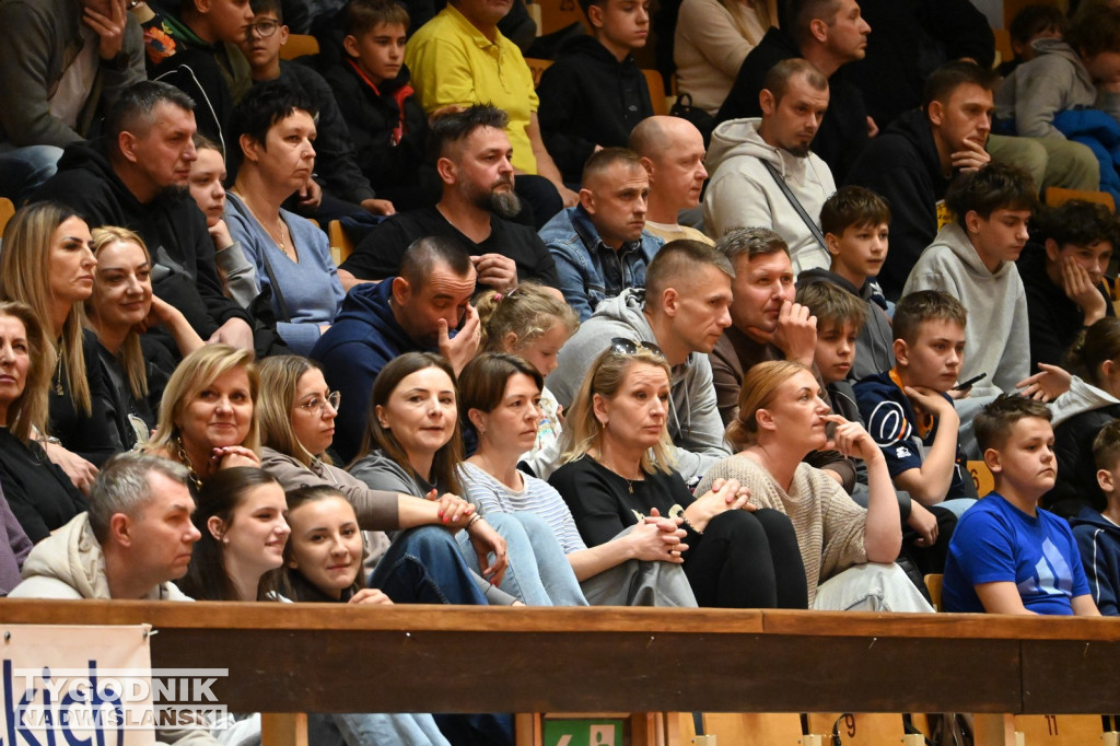 Kibice na meczu koszykarzy Siarki z AK Orły Wrocław