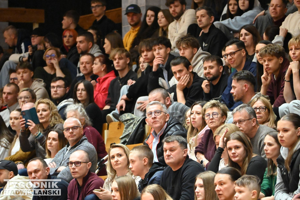 Kibice na meczu koszykarzy Siarki z AK Orły Wrocław