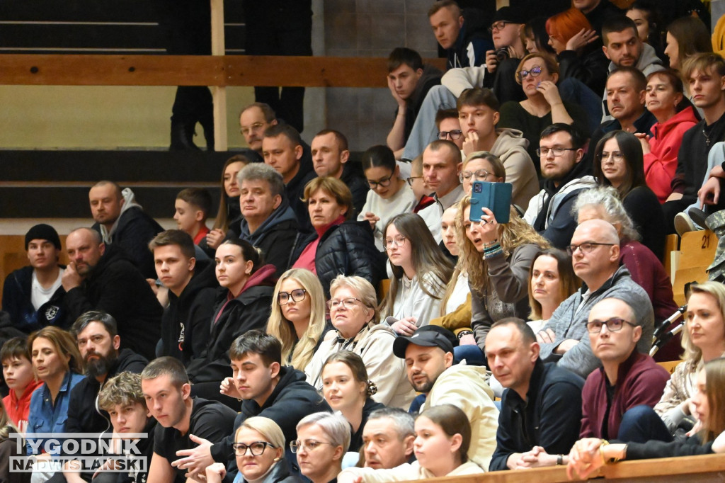 Kibice na meczu koszykarzy Siarki z AK Orły Wrocław