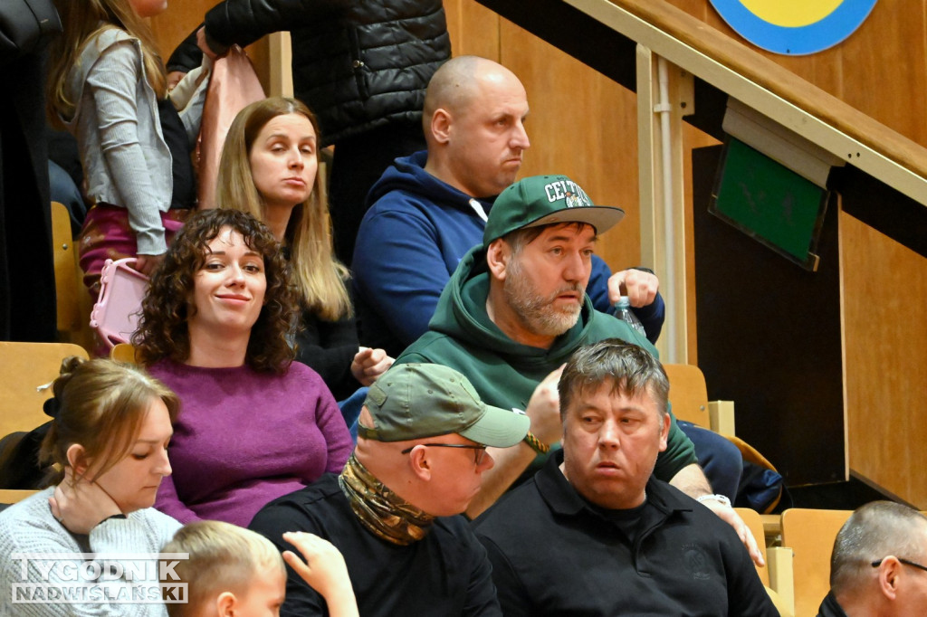 Kibice na meczu koszykarzy Siarki z AK Orły Wrocław