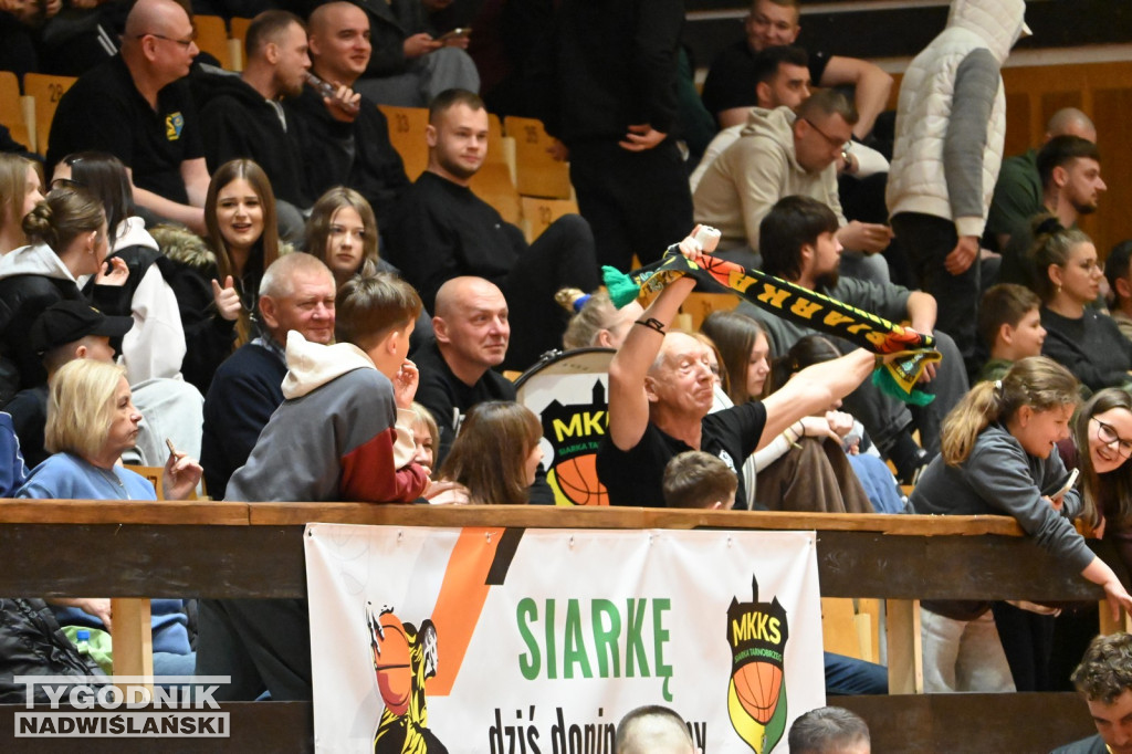 Kibice na meczu koszykarzy Siarki z AK Orły Wrocław