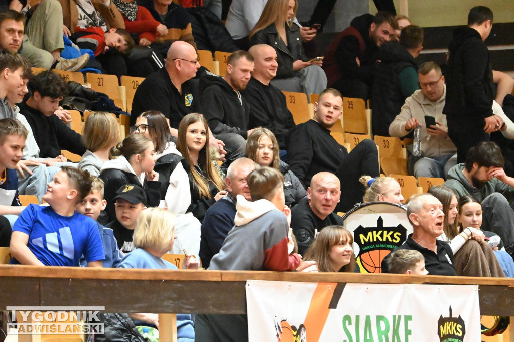 Kibice na meczu koszykarzy Siarki z AK Orły Wrocław