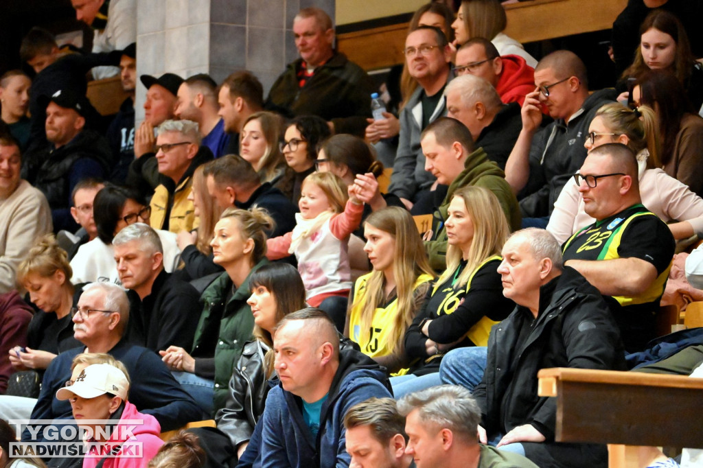 Kibice na meczu koszykarzy Siarki z AK Orły Wrocław
