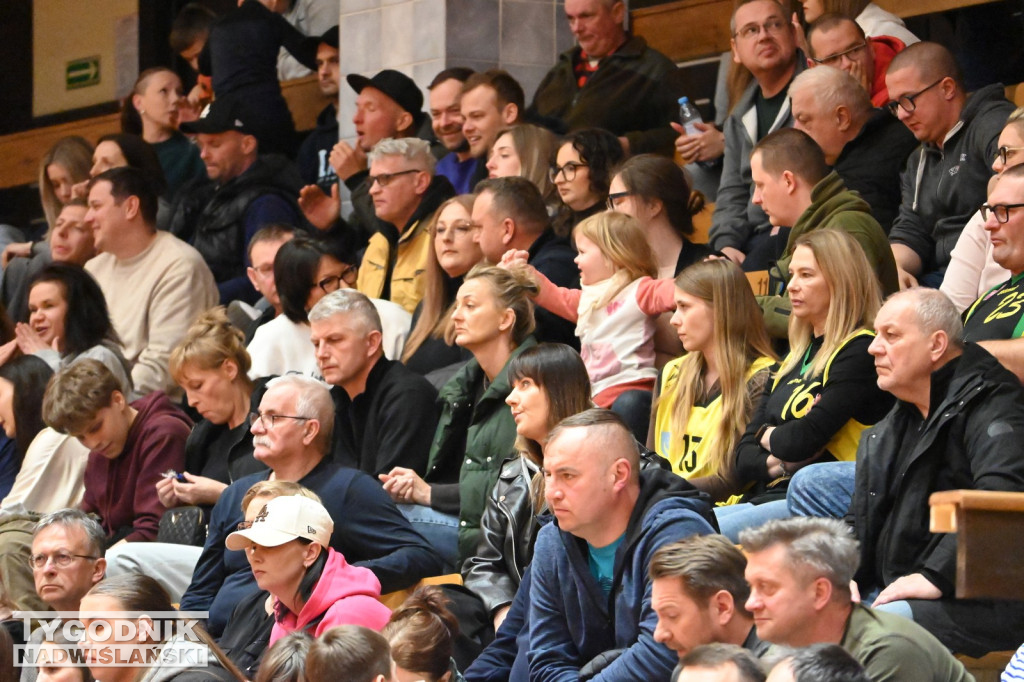 Kibice na meczu koszykarzy Siarki z AK Orły Wrocław