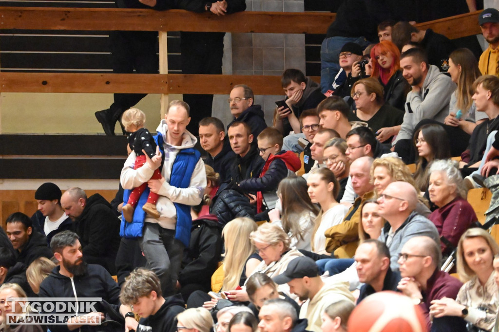 Kibice na meczu koszykarzy Siarki z AK Orły Wrocław