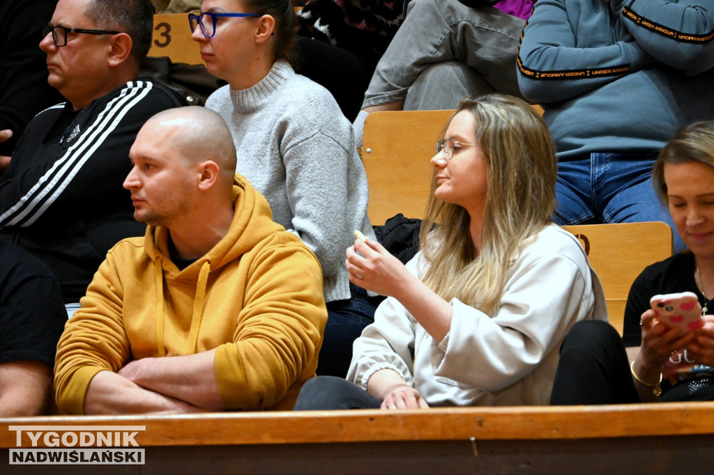 Kibice na meczu koszykarzy Siarki z AK Orły Wrocław