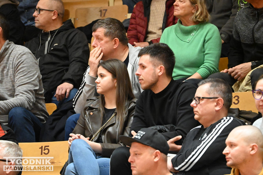 Kibice na meczu koszykarzy Siarki z AK Orły Wrocław